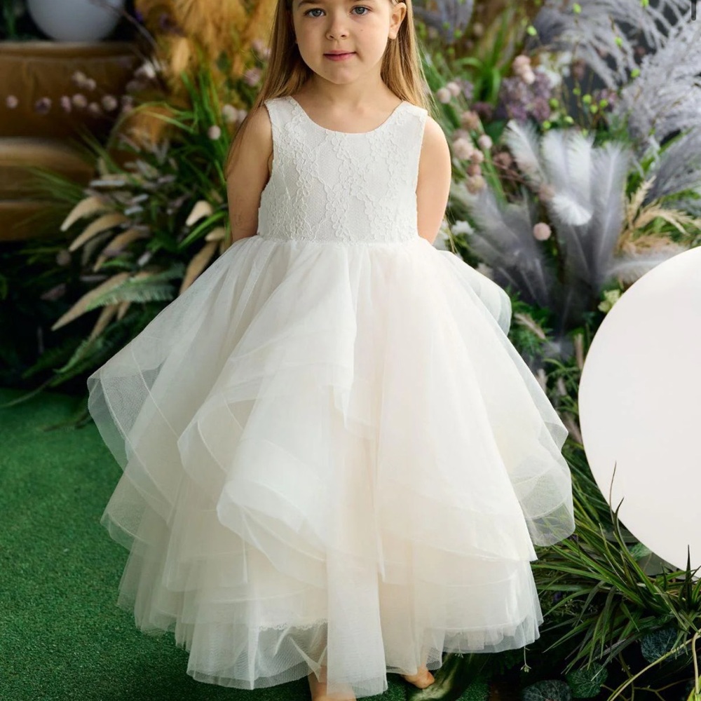 Flower girl Elegant White Lace and Tulle Dress